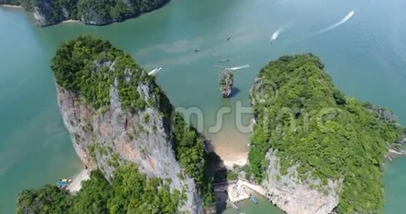 詹姆斯邦德岛的鸟瞰图和美丽的海上石灰石岩层视频的预览图