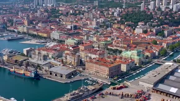 克罗地亚里耶卡2019年5月亚得里亚海海岸里耶卡市的空中观景无人机射击从上面的城市视频的预览图