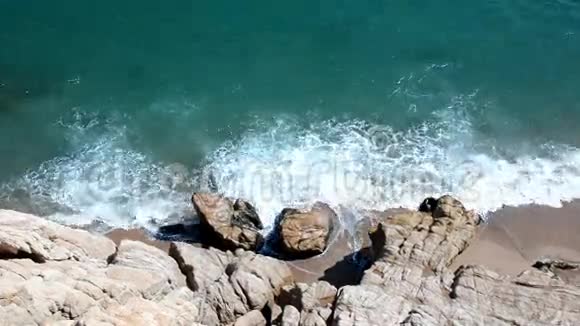海岸上的海浪视频的预览图