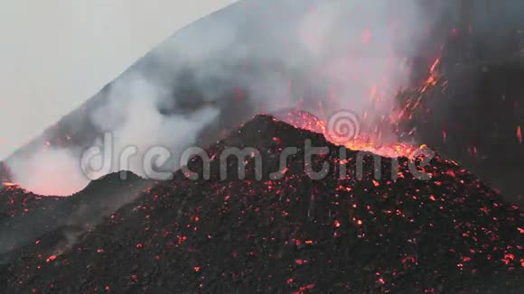 美丽的火山爆发视频的预览图