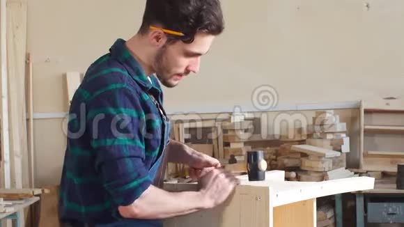 在木工车间工作的年轻木匠视频的预览图