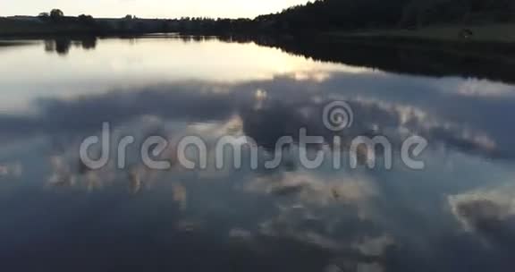 日落湖无人机倒影视频的预览图