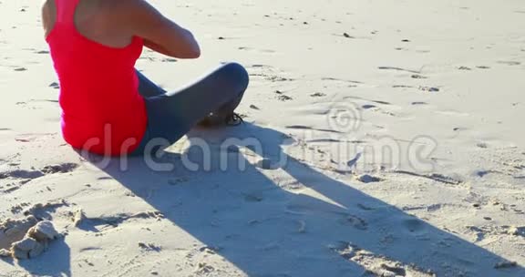 在海滩上做瑜伽的老女人视频的预览图