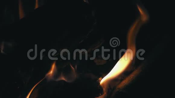 黑色背景燃烧火焰特写视频的预览图