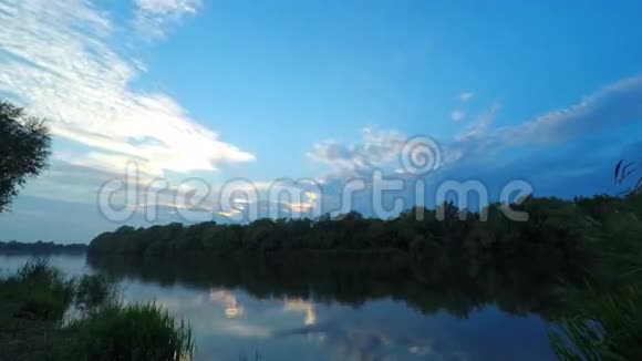 河水上的日落视频的预览图