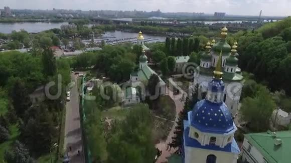 乌克兰旧教堂花园视频的预览图