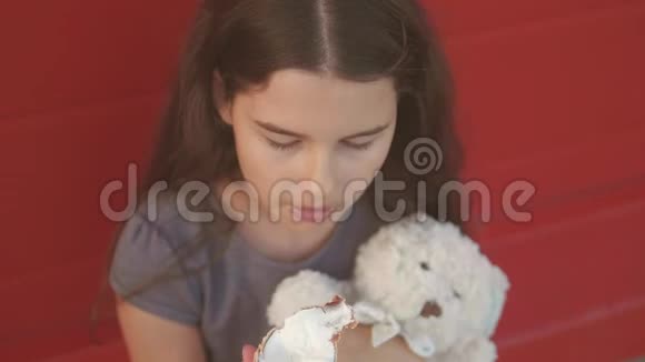 漂亮的女婴吃慢动作的生活方式视频护理瓶舔大冰淇淋在华夫饼锥视频的预览图