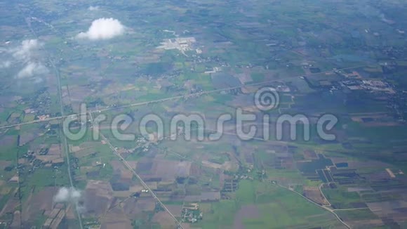 从菲赖机场起飞的空客双桨飞机俯瞰菲赖市视频的预览图