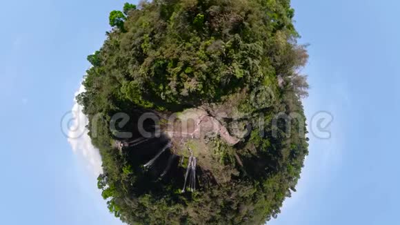 美丽的热带瀑布科班塞夫印度尼西亚视频的预览图