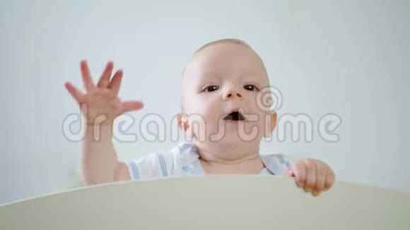 可爱的宝宝在家里的婴儿床上玩耍视频的预览图