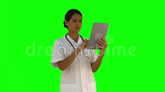 护士用她的平板电脑视频的预览图