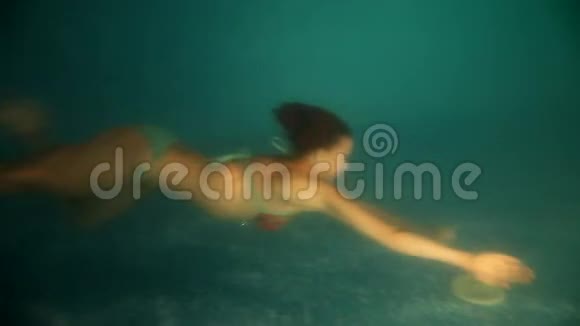 美丽的女孩在水下视频的预览图