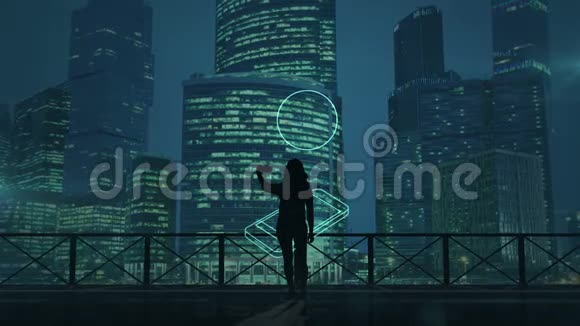 女孩在摩天大楼和社交媒体信息图表的背景下自拍视频的预览图