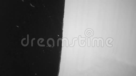 黑色背景上的白色油漆视频的预览图