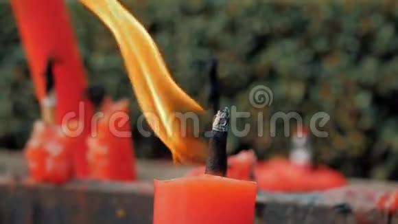 中国佛教寺庙蜡烛燃烧的特写镜头视频的预览图