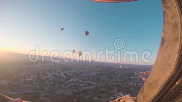 天空中的热气球视频的预览图