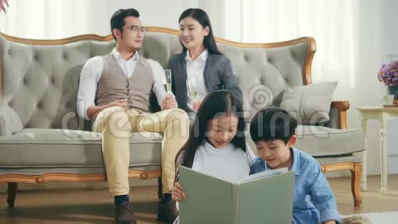 有两个孩子的亚洲家庭在家放松视频的预览图