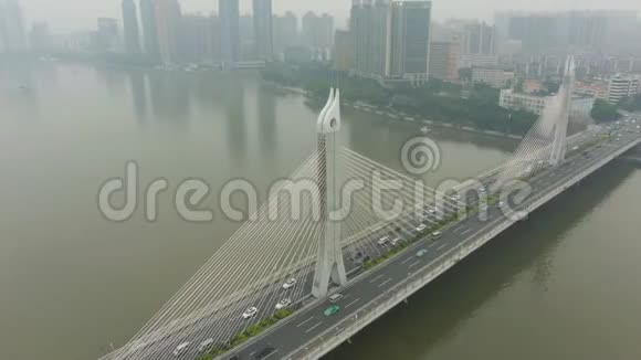 广州大桥汽车交通和城市景观中国广东鸟瞰图视频的预览图