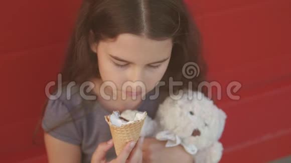 漂亮的女孩子吃慢动作视频护理瓶舔大生活方式冰淇淋华夫饼锥视频的预览图