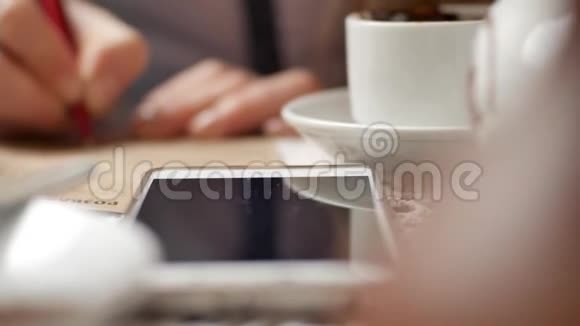 商务女性使用智能手机触屏彩色按键特写手指做手势触摸打字文本和视频的预览图