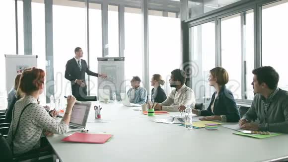 同事在会议室开会时为主任鼓掌视频的预览图