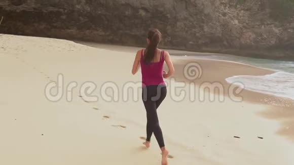 年轻女子在海滩上奔跑视频的预览图