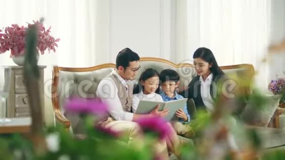 亚洲父母和儿子女儿一起读书视频的预览图
