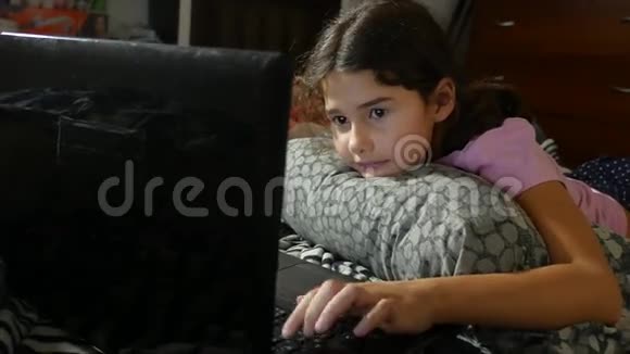 小女孩在笔记本电脑里玩儿童在线游戏笔记本电脑视频的预览图