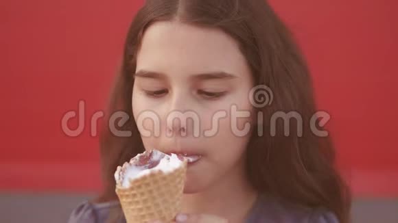 漂亮的女孩子吃慢动作视频护理瓶舔大冰淇淋的生活方式在华夫饼锥视频的预览图