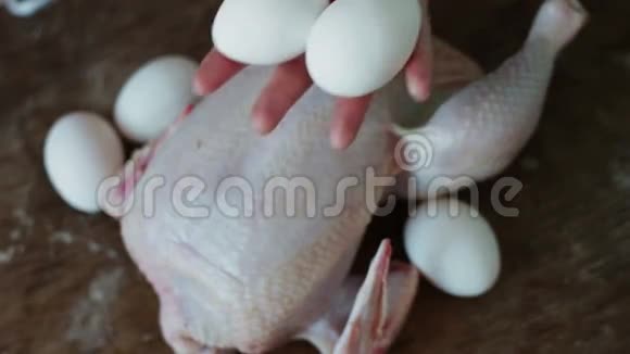 把整只生鸡放在木制的烹饪板上视频的预览图