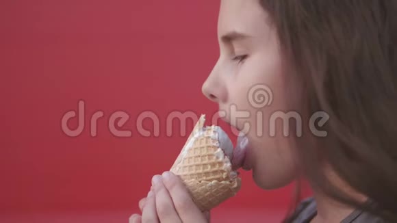 漂亮的女婴吃慢动作视频护理瓶舔大冰淇淋华夫饼锥的生活方式视频的预览图
