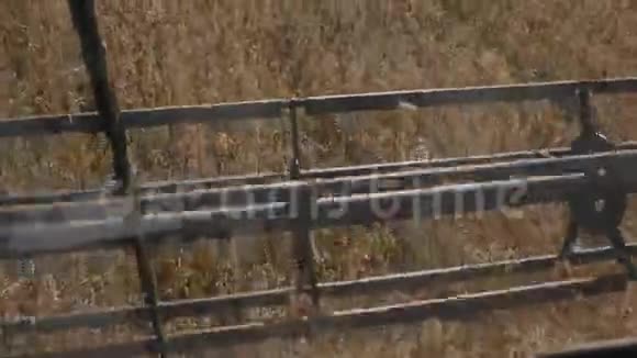 农业部门收割小麦或黑麦的农机设备视频的预览图