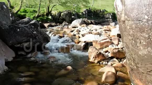苏格兰格伦艾特瀑布景观的多利拍摄联合王国视频的预览图
