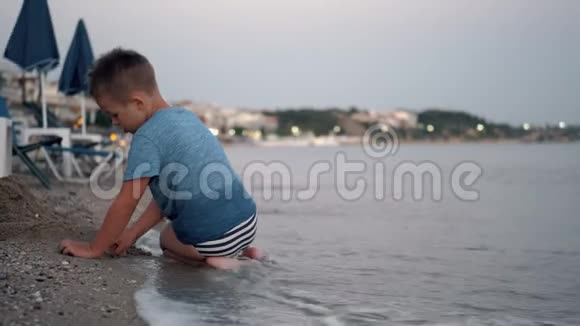 孩子在海滩玩暑假假期视频的预览图