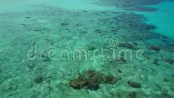 马尔代夫的白沙棕榈树和绿松石印度洋热带岛屿度假酒店的鸟瞰图相机视频的预览图