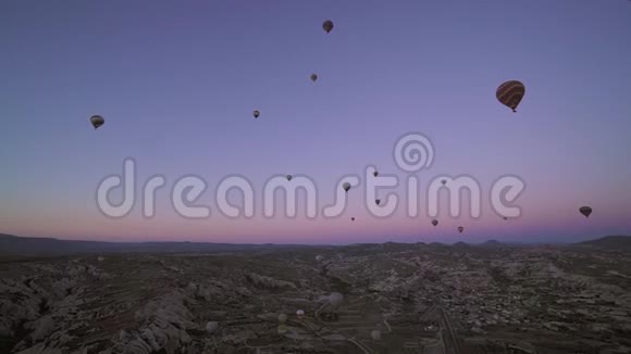 天空中的热气球视频的预览图