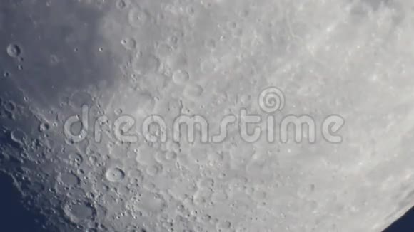 月球表面Moons表面显示地球大气对视图的影响视频的预览图