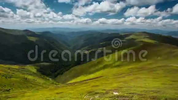 时光流逝美丽的山和云自然的风景视频的预览图