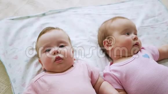 穿粉色衣服的女孩双胞胎姐妹视频的预览图