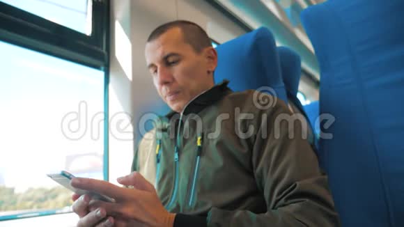 背景模糊地铁里不知名的中年男子智能手机向社交媒体信使发送短信男人视频的预览图