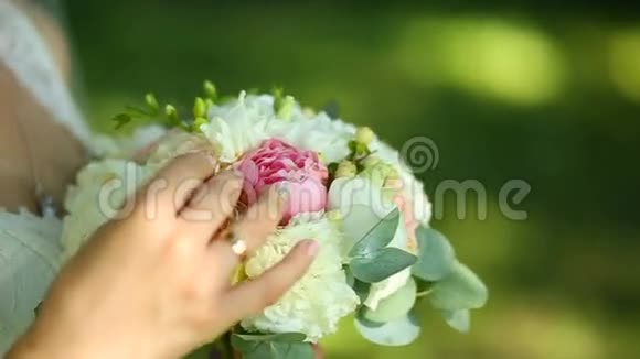 新娘捧着她的婚礼花束视频的预览图