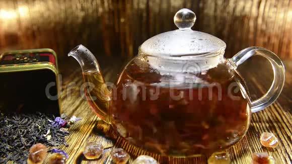 木制背景上有茶的玻璃茶壶视频的预览图