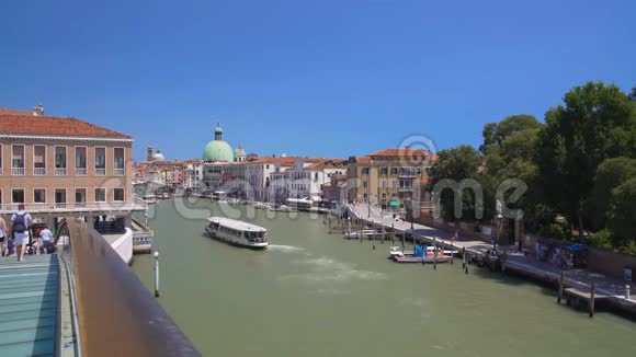 从桥上欣赏威尼斯大运河美景观光度假视频的预览图