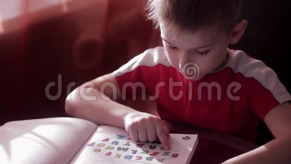 孩子在家学习读书视频的预览图