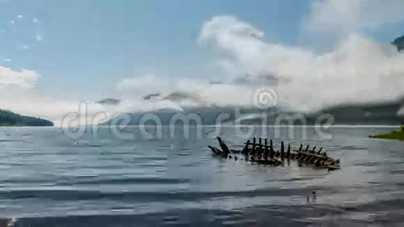 在山上的特利茨基湖上的旧木船失事视频的预览图