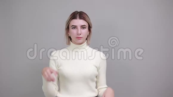 年轻漂亮的白种人女人面对面做模特视频的预览图