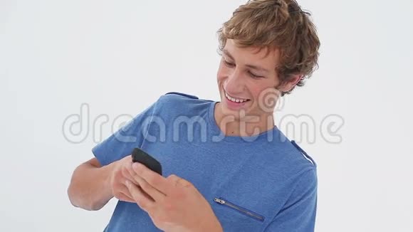 笑容满面的黑发男子在手机上发短信视频的预览图