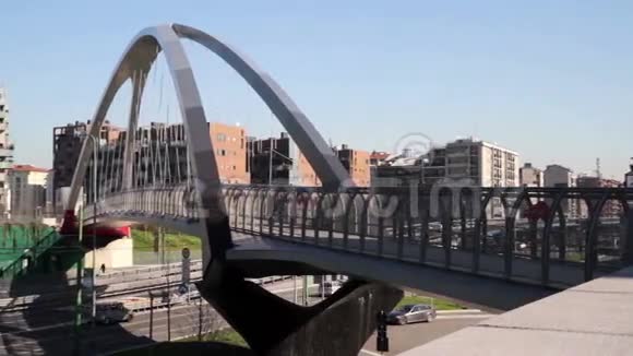 城市街道与现代吊桥视频的预览图