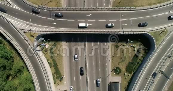 基辅涡轮公路立交的鸟瞰图夏天的城市景观视频的预览图