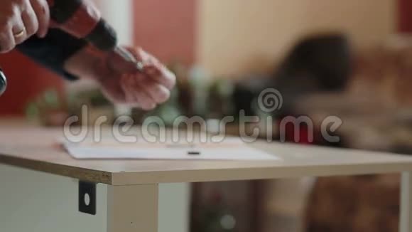 男人用强力螺丝刀组装家具视频的预览图